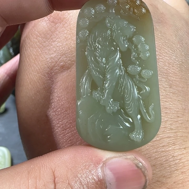 和田玉未镶嵌颈饰定制