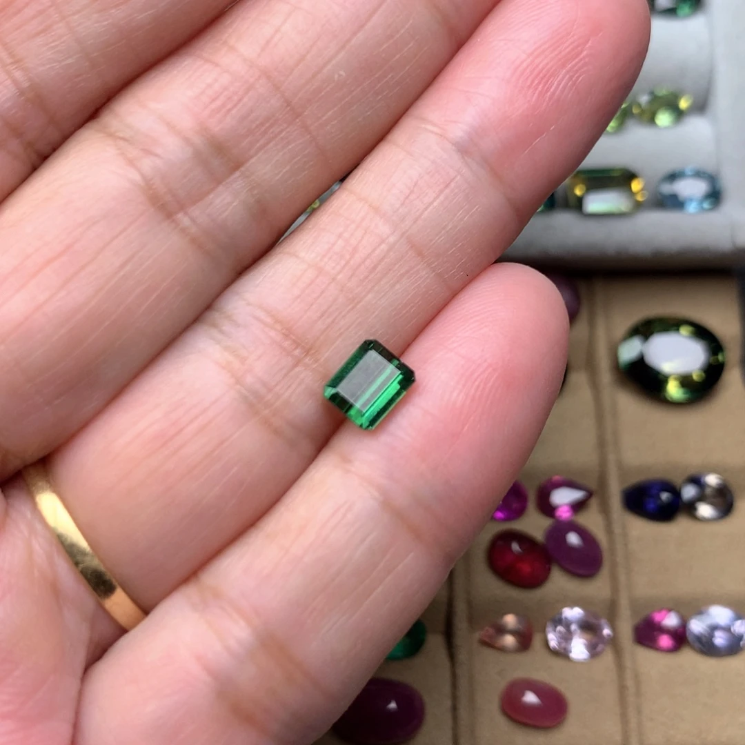 碧玺裸石一粒未镶嵌