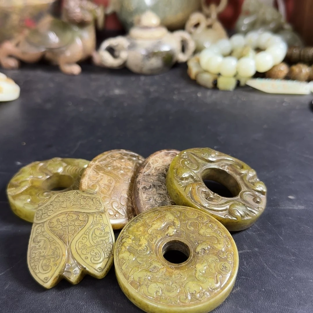 透闪石质玉未镶嵌挂件一*