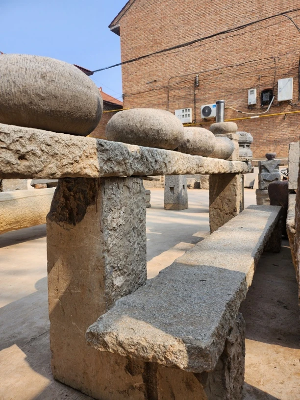 石条组合，两根石条一对石墩，摆放绿植花草装饰。