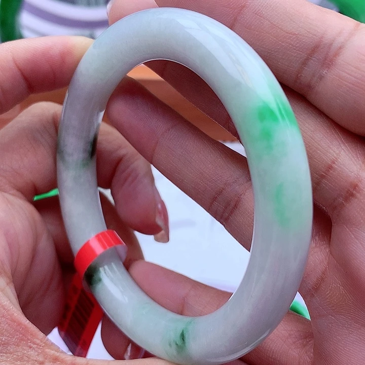 翡翠手镯未镶嵌翡翠