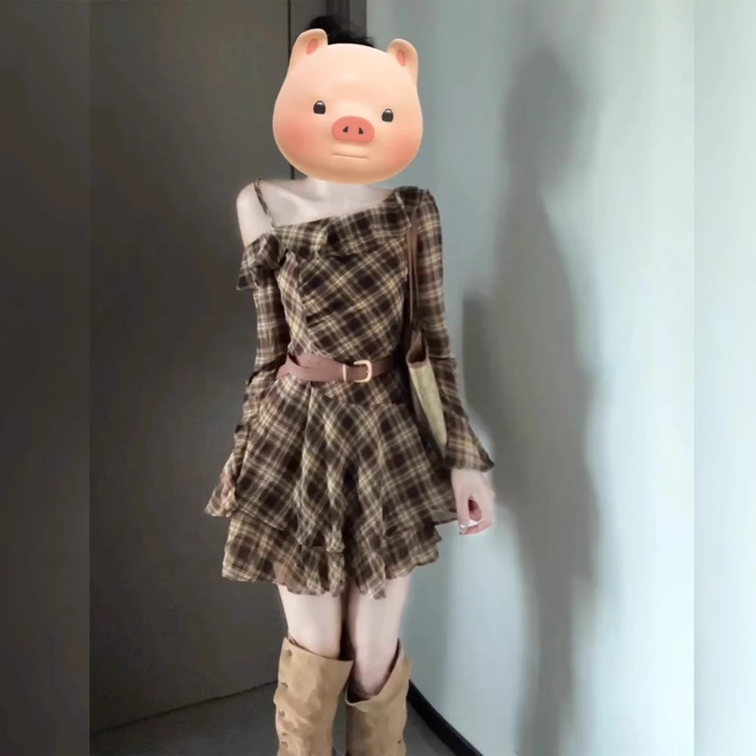 固质早秋2025法式复古格纹荷叶边斜肩连衣裙女不规则露肩气质短裙