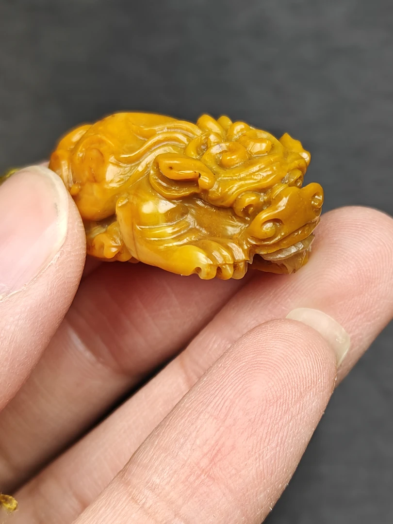 带皮寿山田料手玩，桐油黄色泽。非常的干净细腻，可做手玩