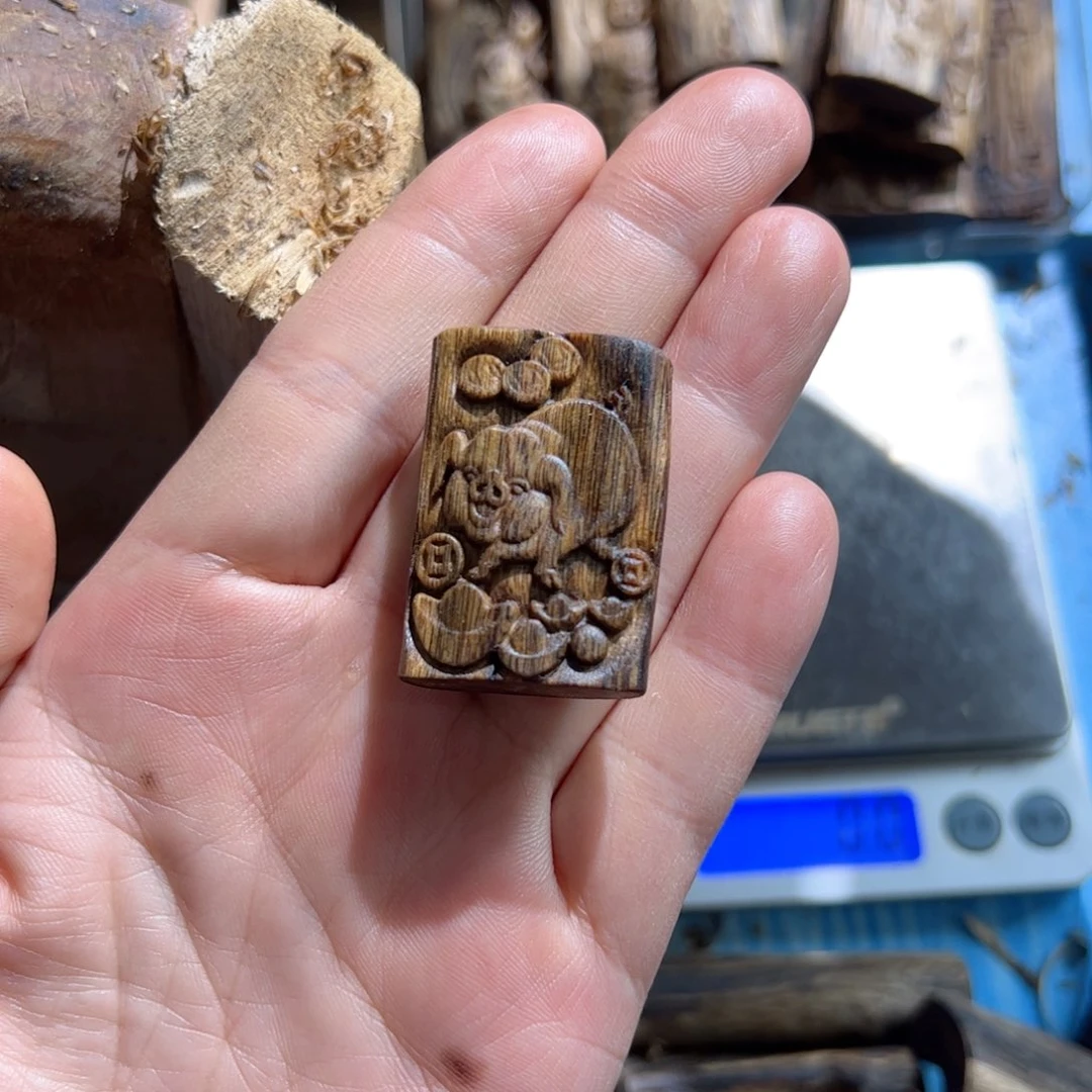 沉香吊坠东****）白棋猪牌5.7克