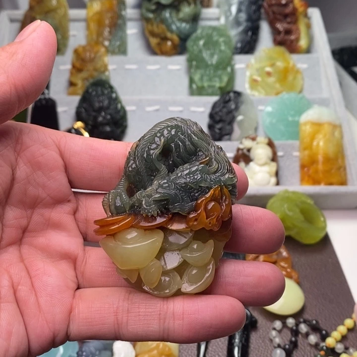 蛇纹石玉颈饰未镶嵌在***月