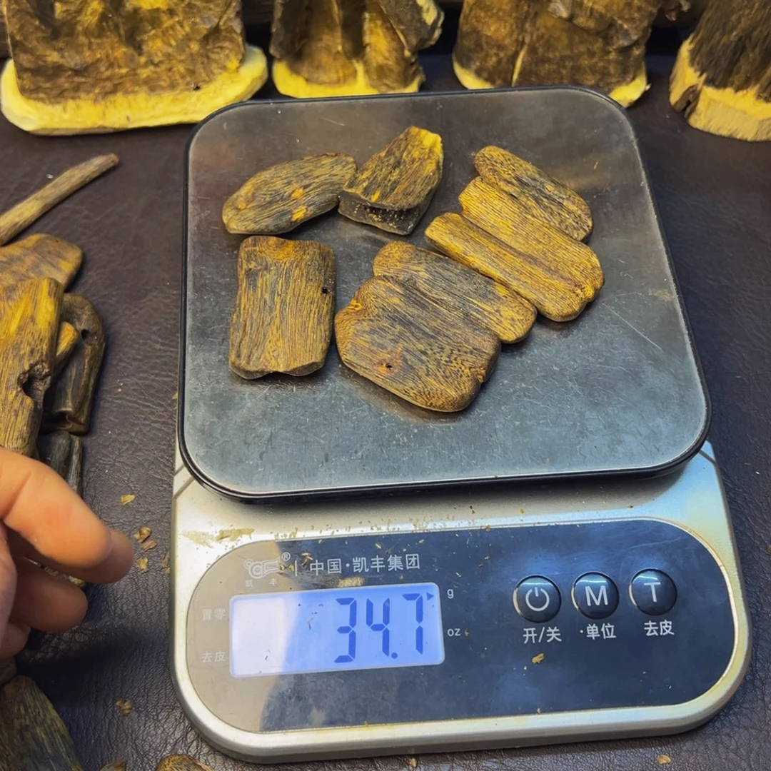 嘉***8沉香沉香碎屑蓝宝石