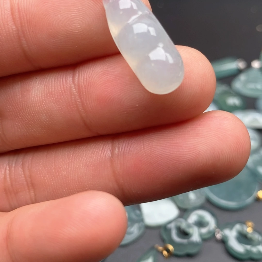 颈饰18K金镶嵌翡翠