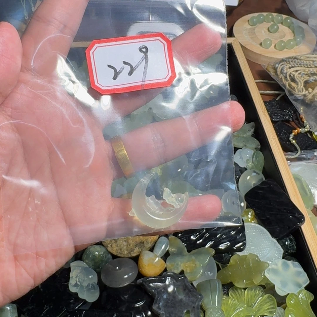 叫***粒蛇纹石玉合金颈饰