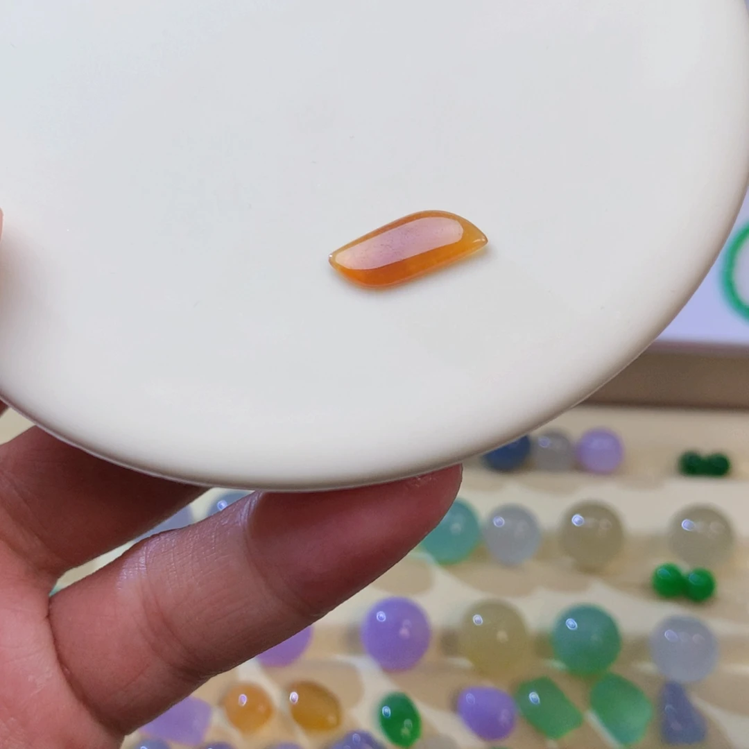 定制翡翠未镶嵌红翡随形