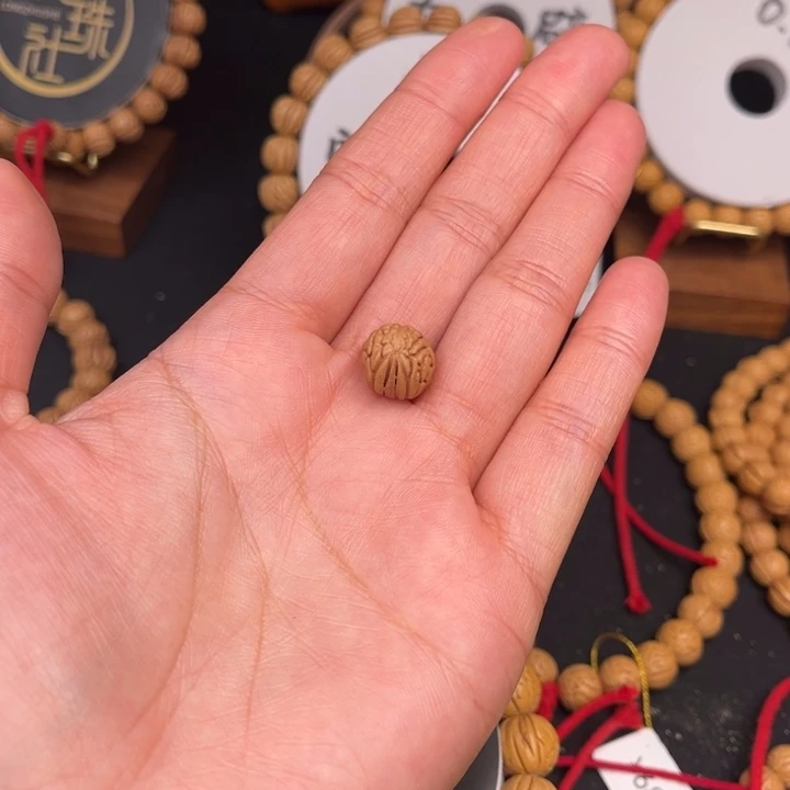 豐***宇手串桃核大肠三通一个……