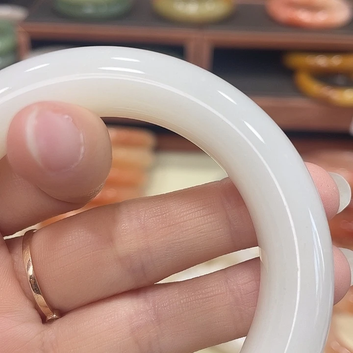 石英质玉手镯未镶嵌竹*?