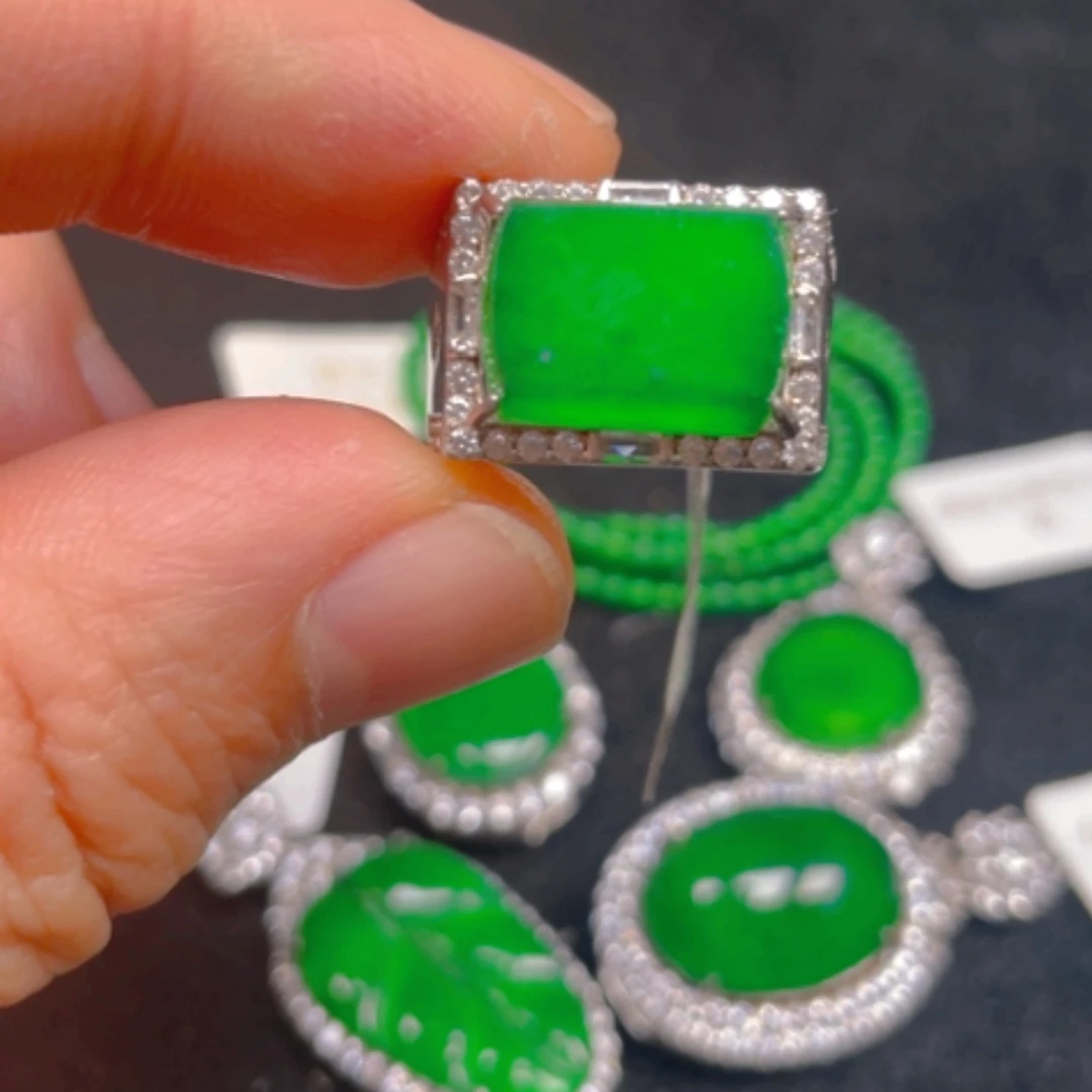 【闪购商品】颈饰银S925镶嵌翡翠戒指