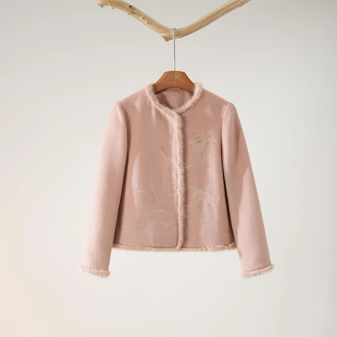 西子/【凝香玉露】短顺羊毛呢拼水貂玉兰花刺绣外套/WTTJ487