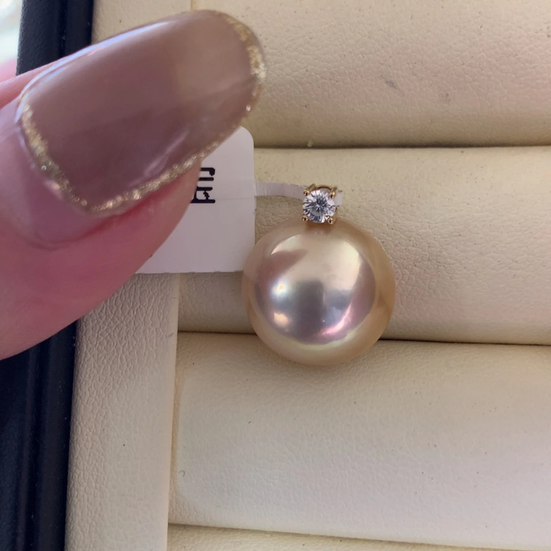 18K金镶嵌拼合珍珠（马贝珠）颈饰