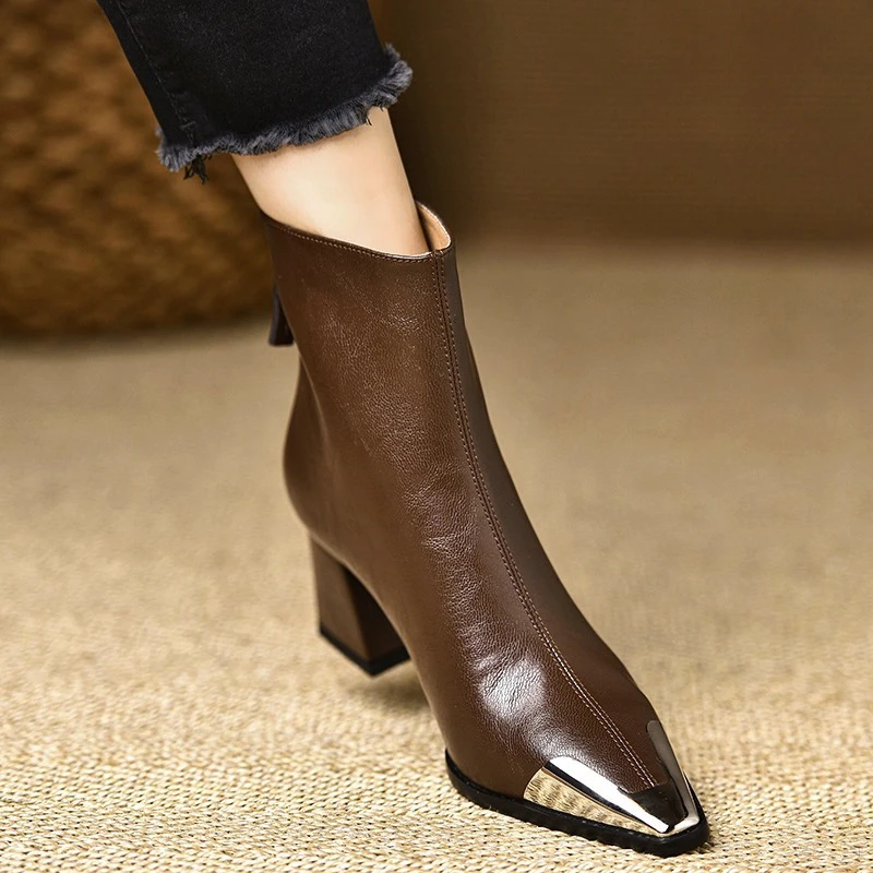 欧美复古风金属尖头气质短靴2025冬季新款后拉链时尚粗跟骑士皮靴