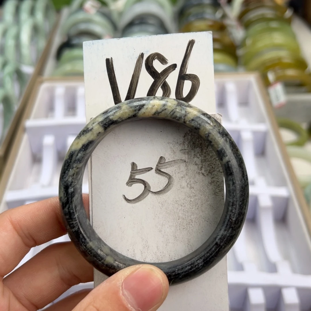 岫玉手镯未镶嵌天然岫玉微瑕，可以正常佩戴