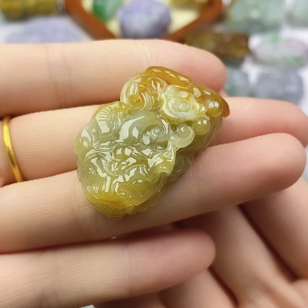 翡翠未镶嵌颈饰貔貅