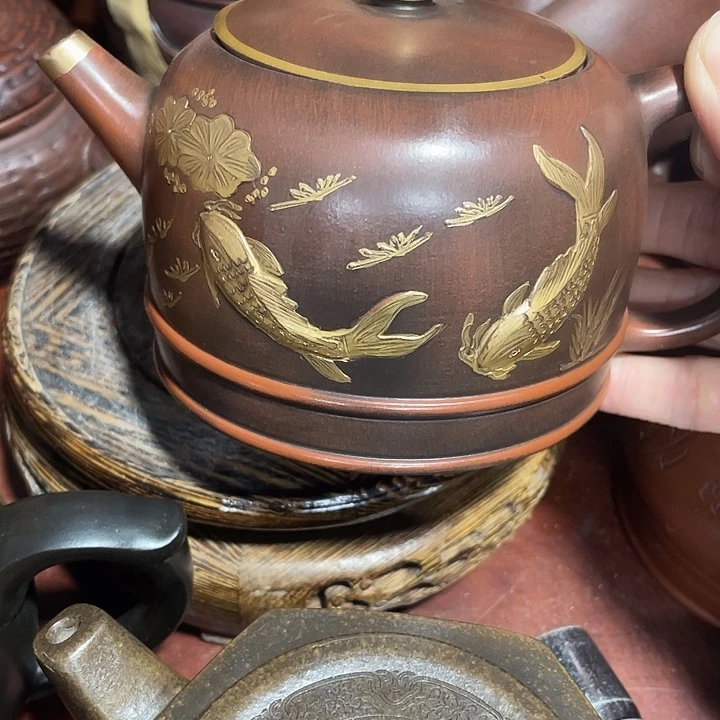 茶壶紫砂原矿泥料，手工制作的一把紫砂壶。