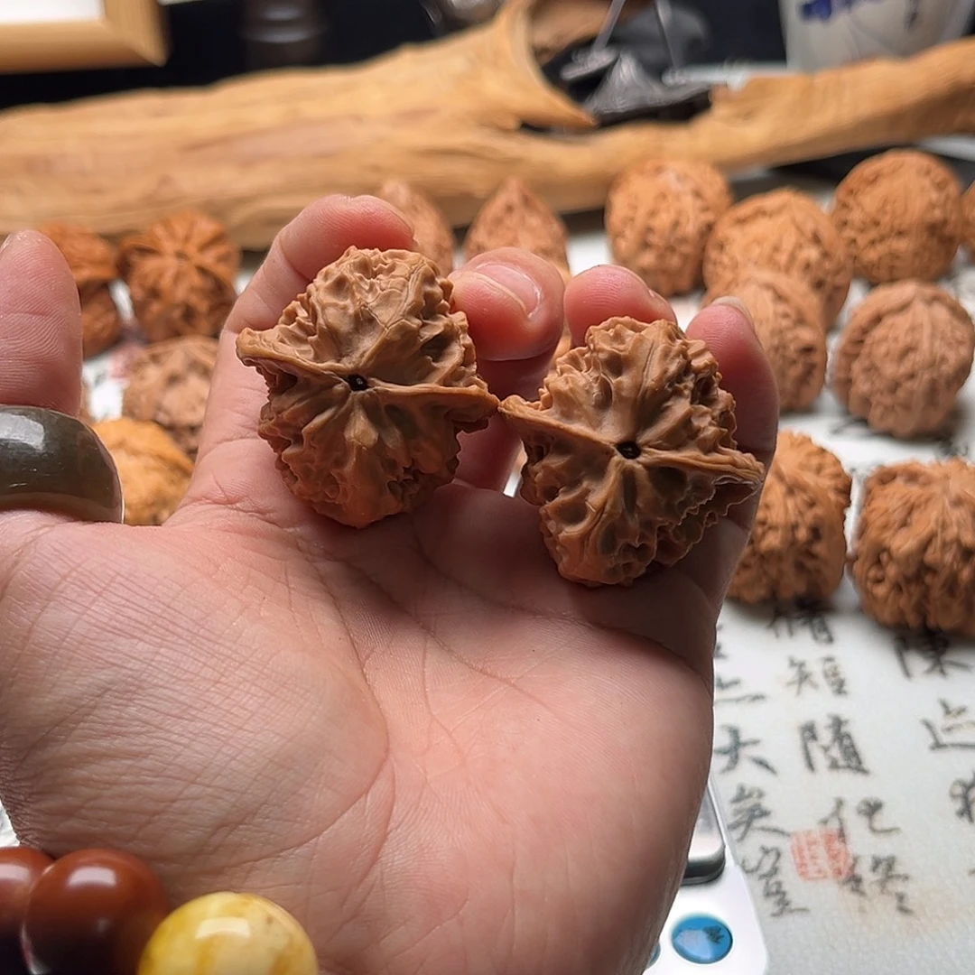 见***己吊坠文玩核桃野生37（有磕）