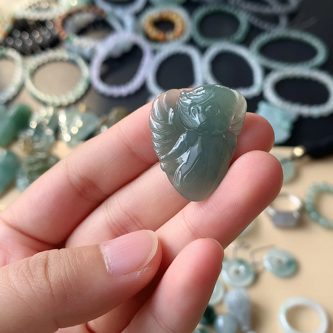 翡翠未镶嵌颈饰天使