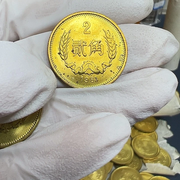 其他普通金属1981长城2角一枚扣盒带黑点