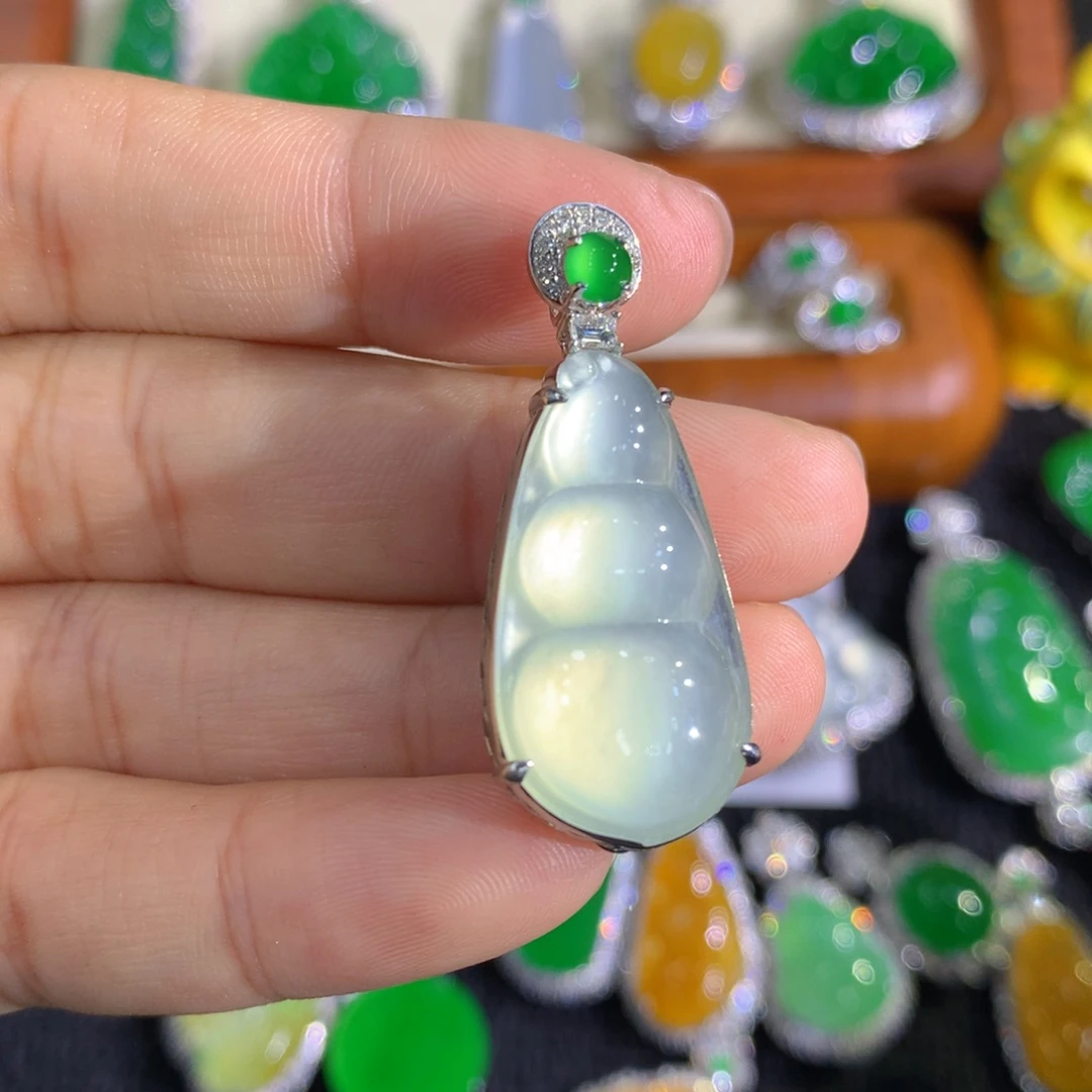 翡翠18K金镶嵌颈饰