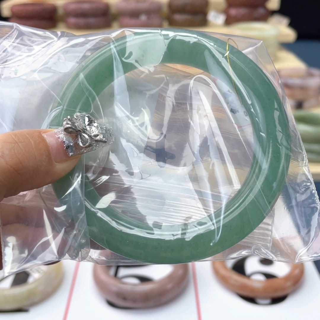 吞***發石英岩玉手镯未镶嵌