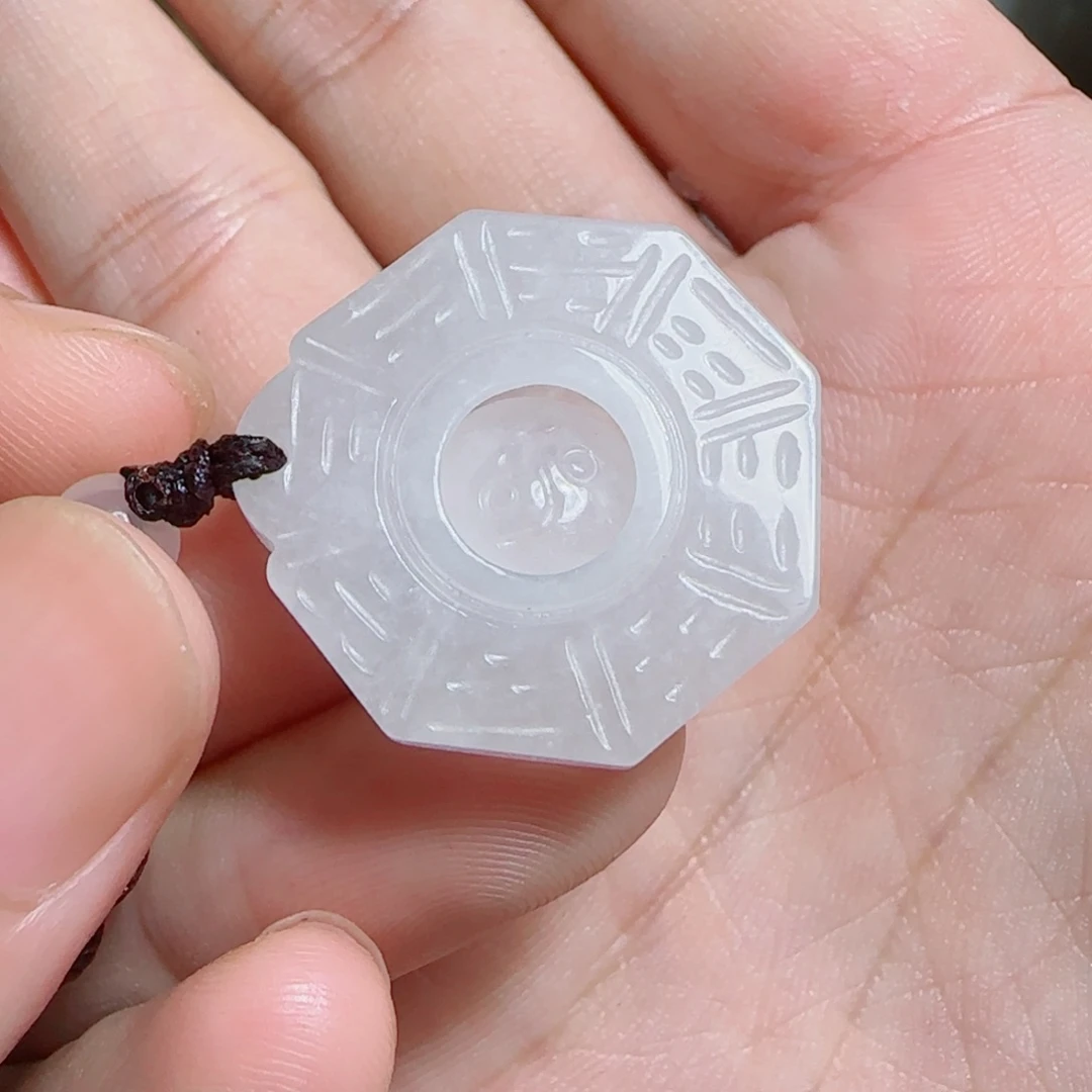 翡翠未镶嵌颈饰八卦