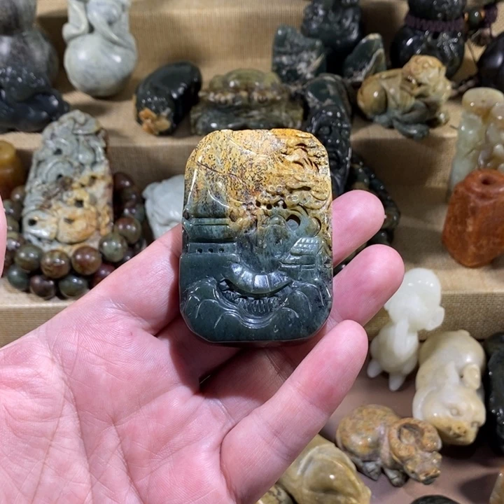 透闪石质玉未镶嵌挂件