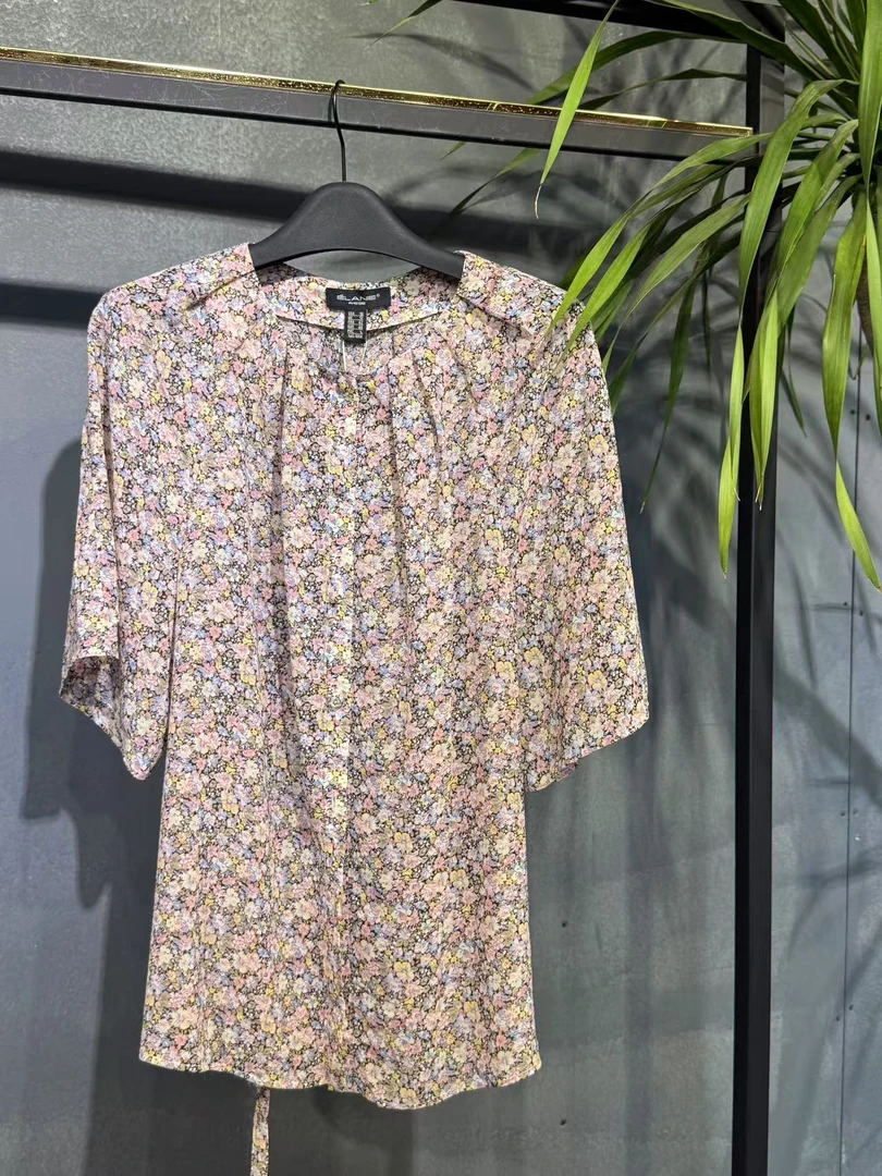 碎花圆领夏季必备薄款上衣