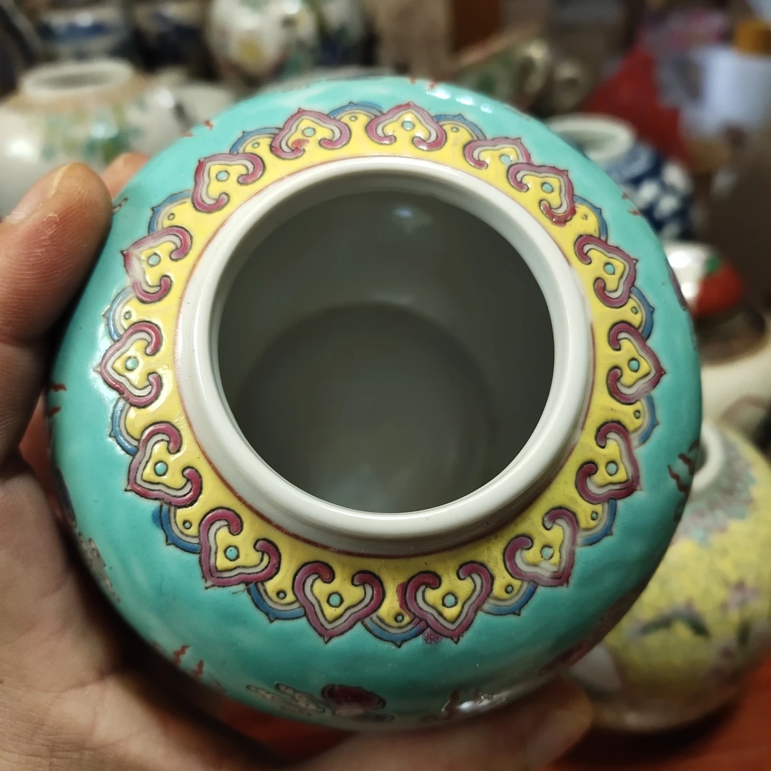粉彩双龙戏珠罐，全品。