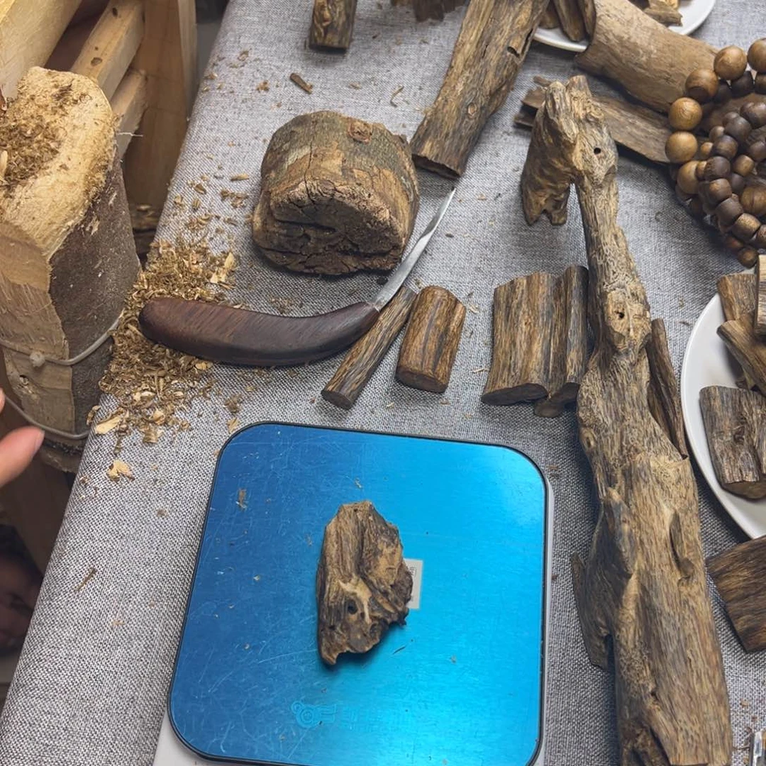 沉香碎屑沉香蓝宝石15.5克