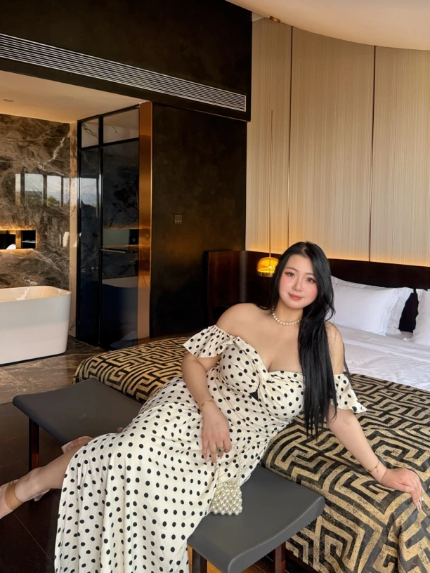 大码女装高级感波点连衣裙夏季新款褶皱收腰显瘦气质长款裙