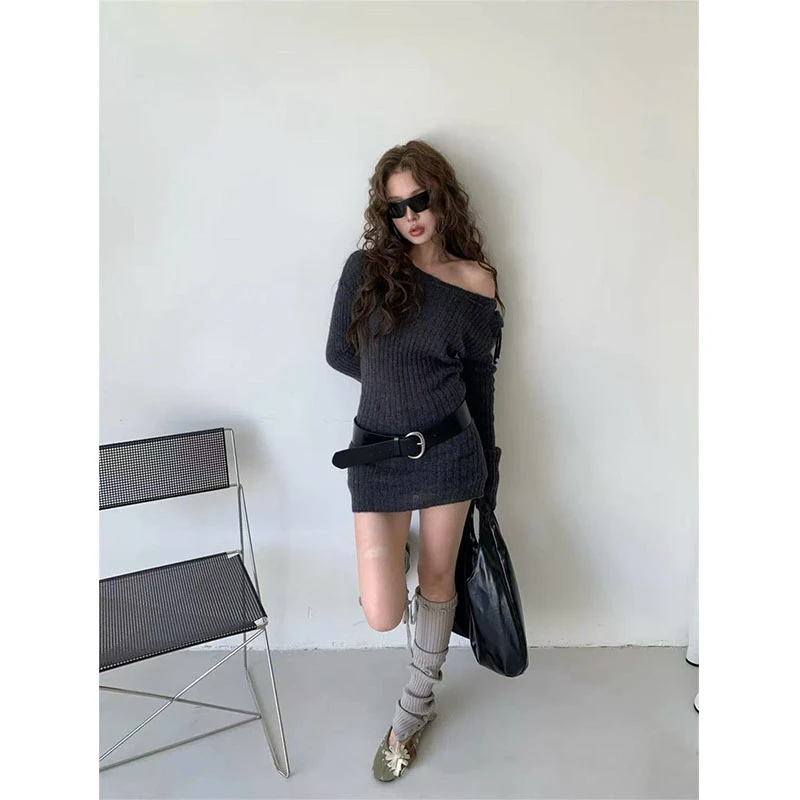 2025早秋季新款修身显瘦网红穿搭设计感针织露肩气质收腰连衣裙女