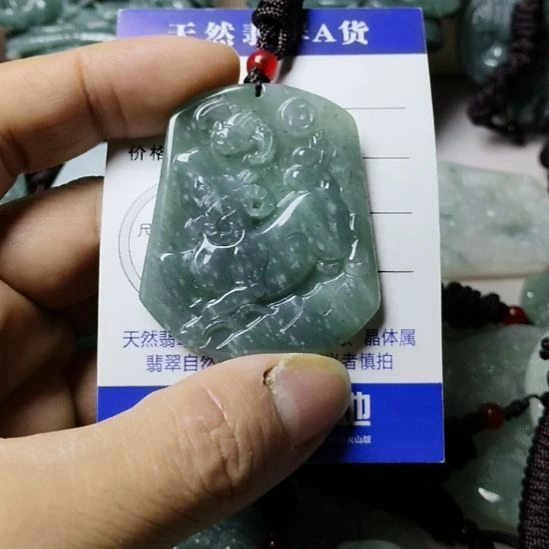 翡翠未镶嵌颈饰挂件