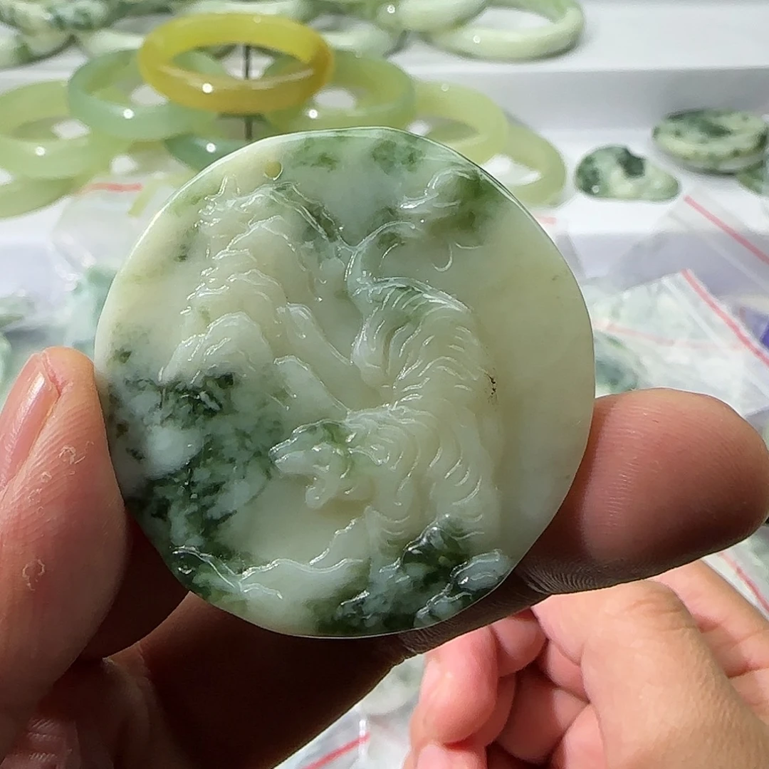 透闪石-蛇纹石玉未镶嵌颈饰