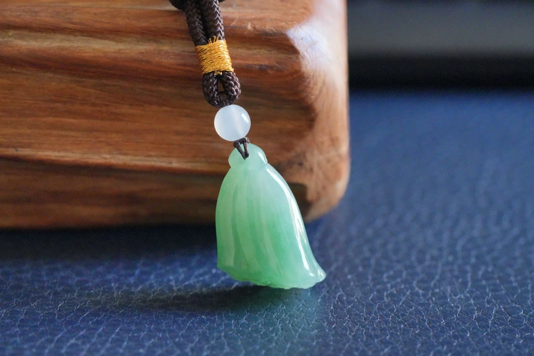 【朝气蓬勃】缅甸天然老坑翡翠A货随型果绿莲蓬挂件送礼推荐