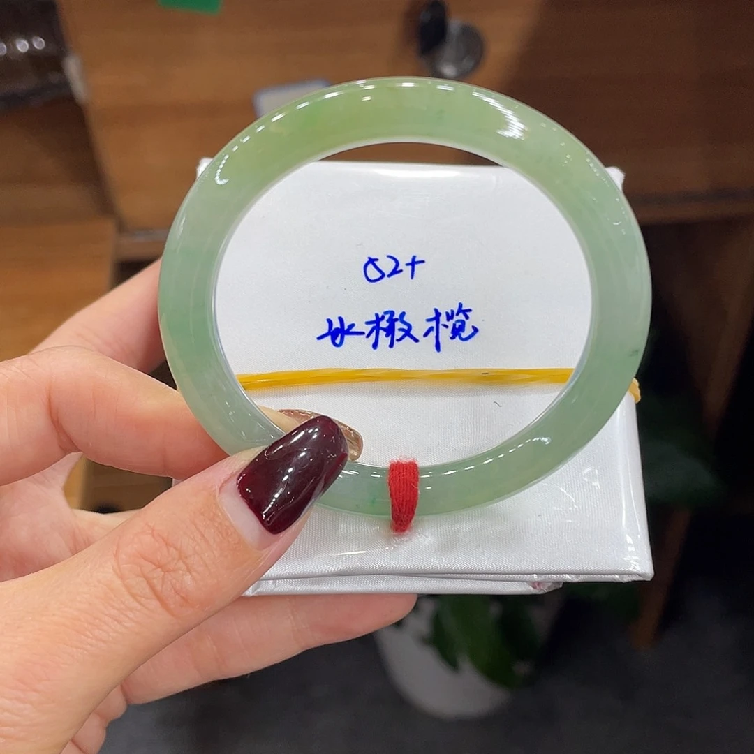翡翠手镯未镶嵌天然翡翠