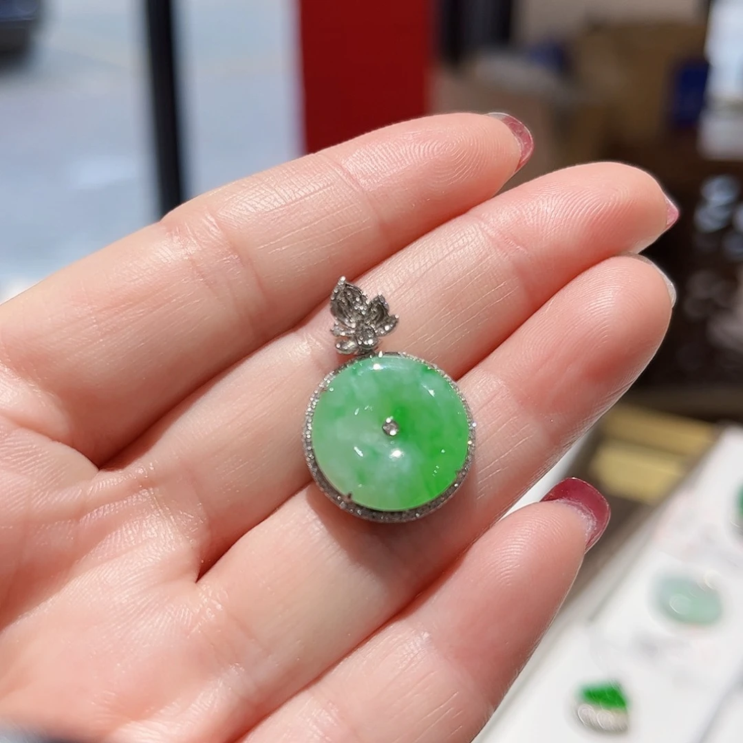 翡翠颈饰18K金镶嵌翡翠吊坠