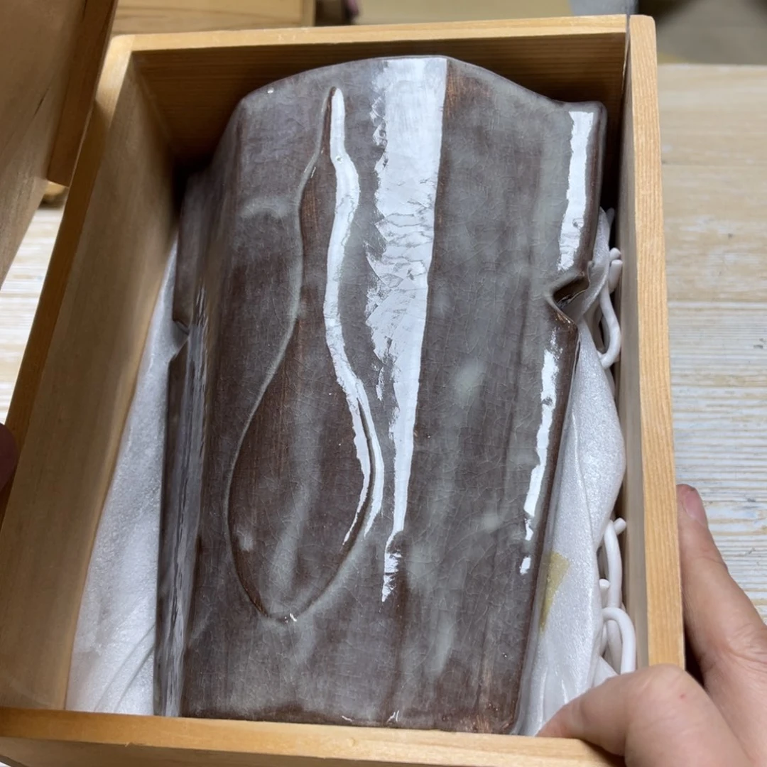 瓷片Y****g密密麻麻地排列着一个