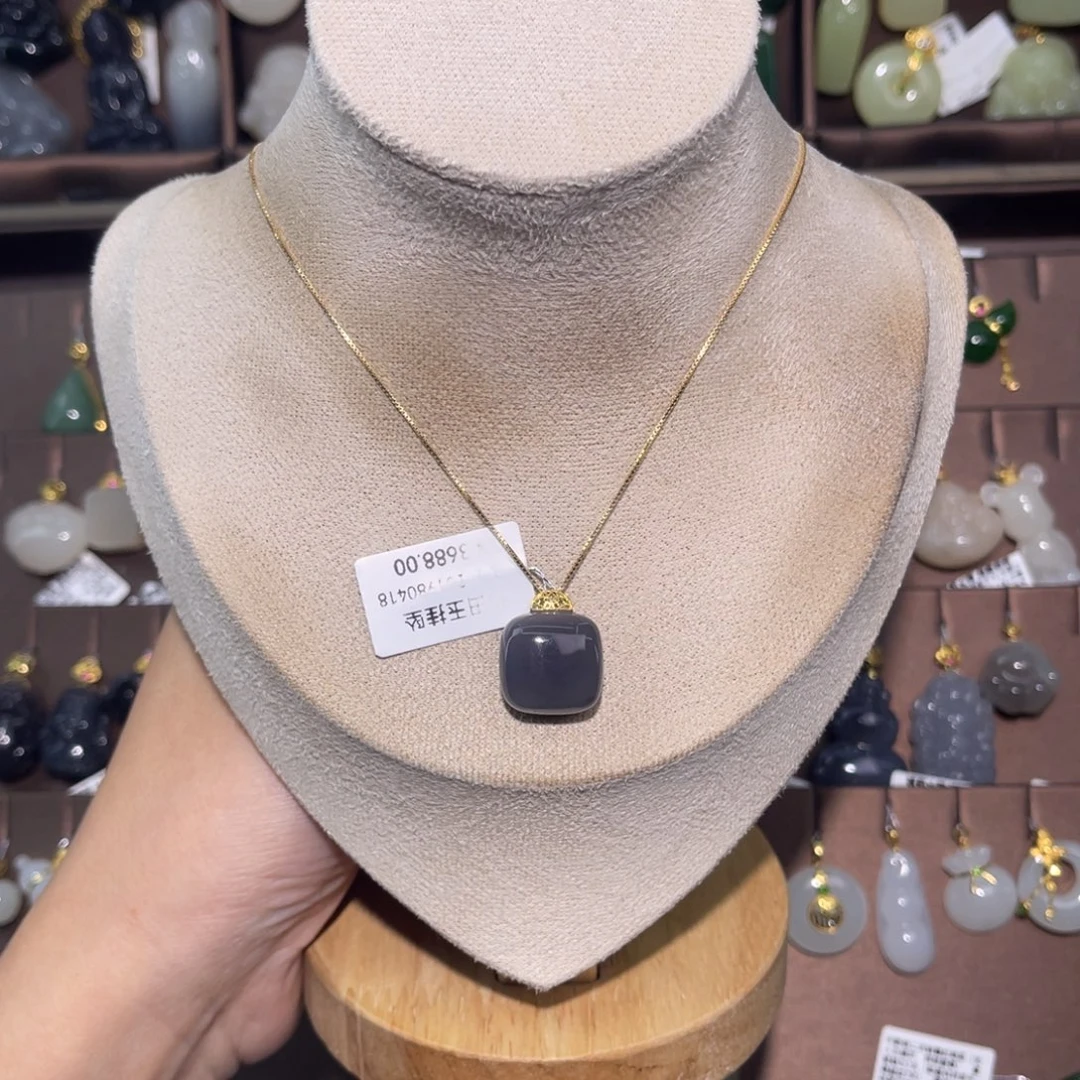 和田玉18K金镶嵌吊坠(赠链)