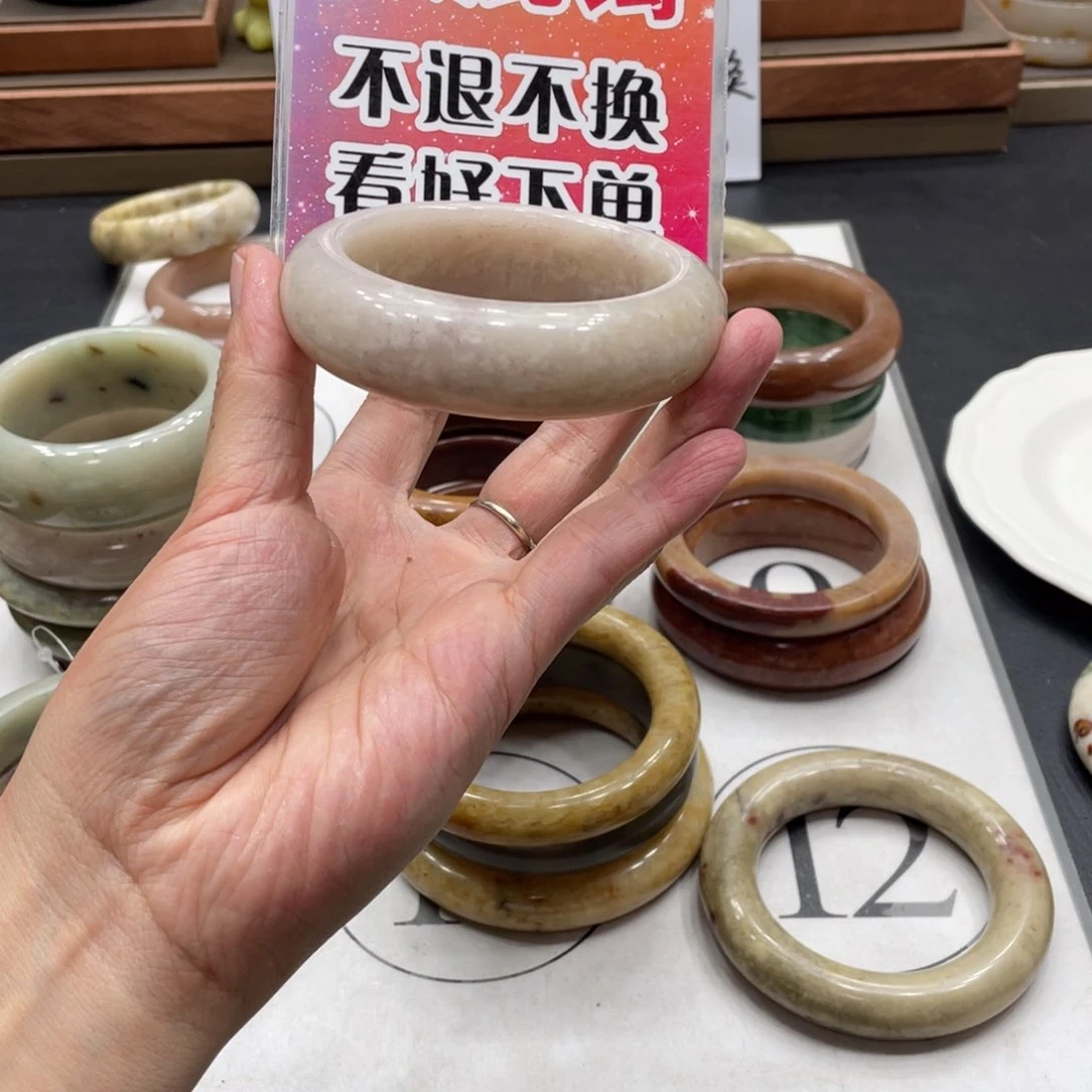 吱***赵石英质玉手镯未镶嵌