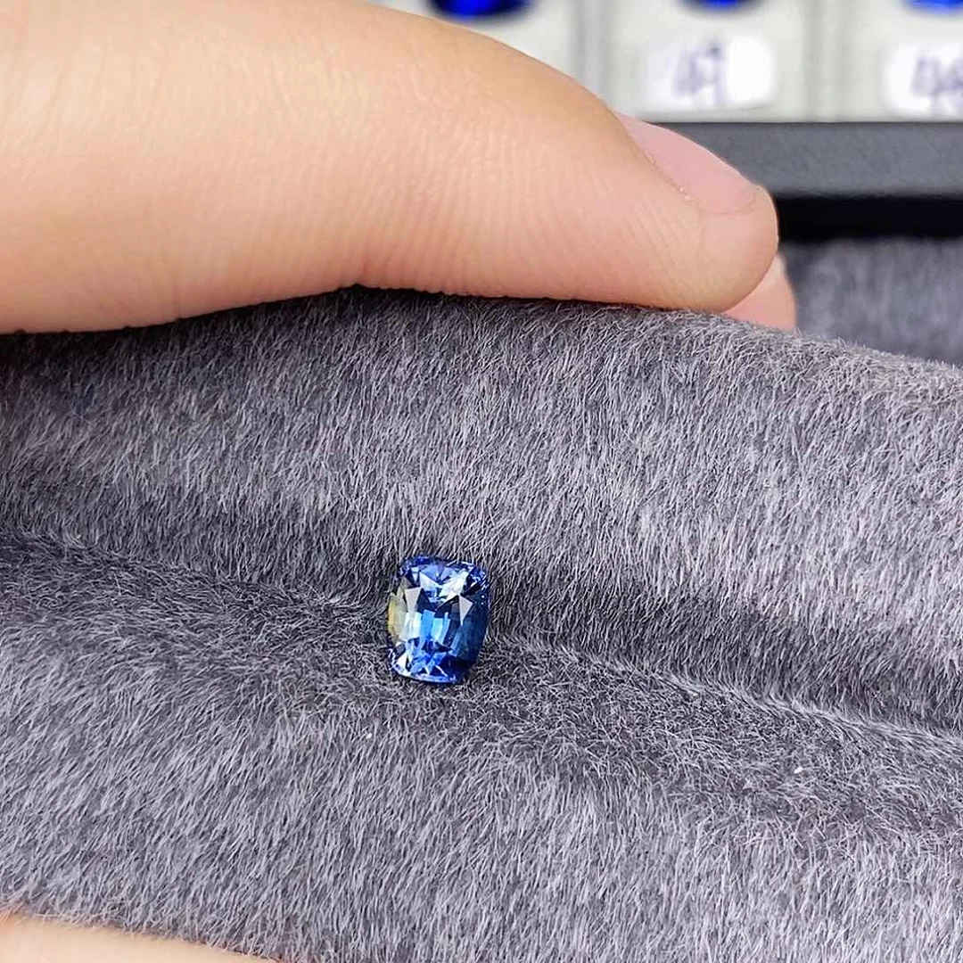 蓝宝石裸石未镶嵌蓝黄色明亮火彩不错0.76ct/263号