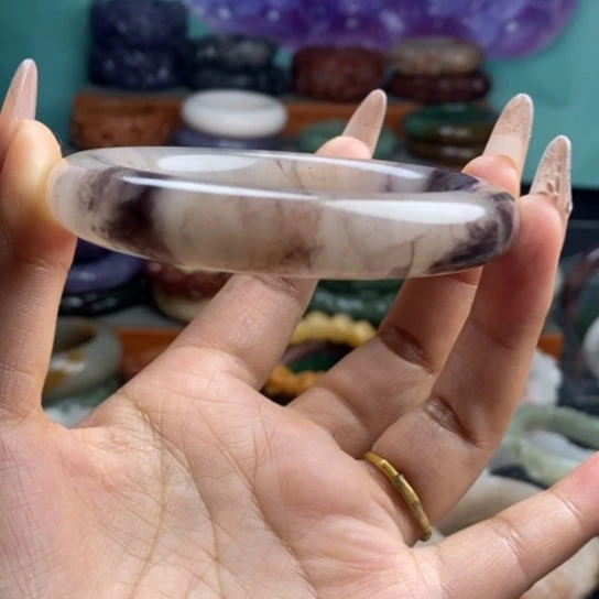 未镶嵌雕花手镯石英质玉
