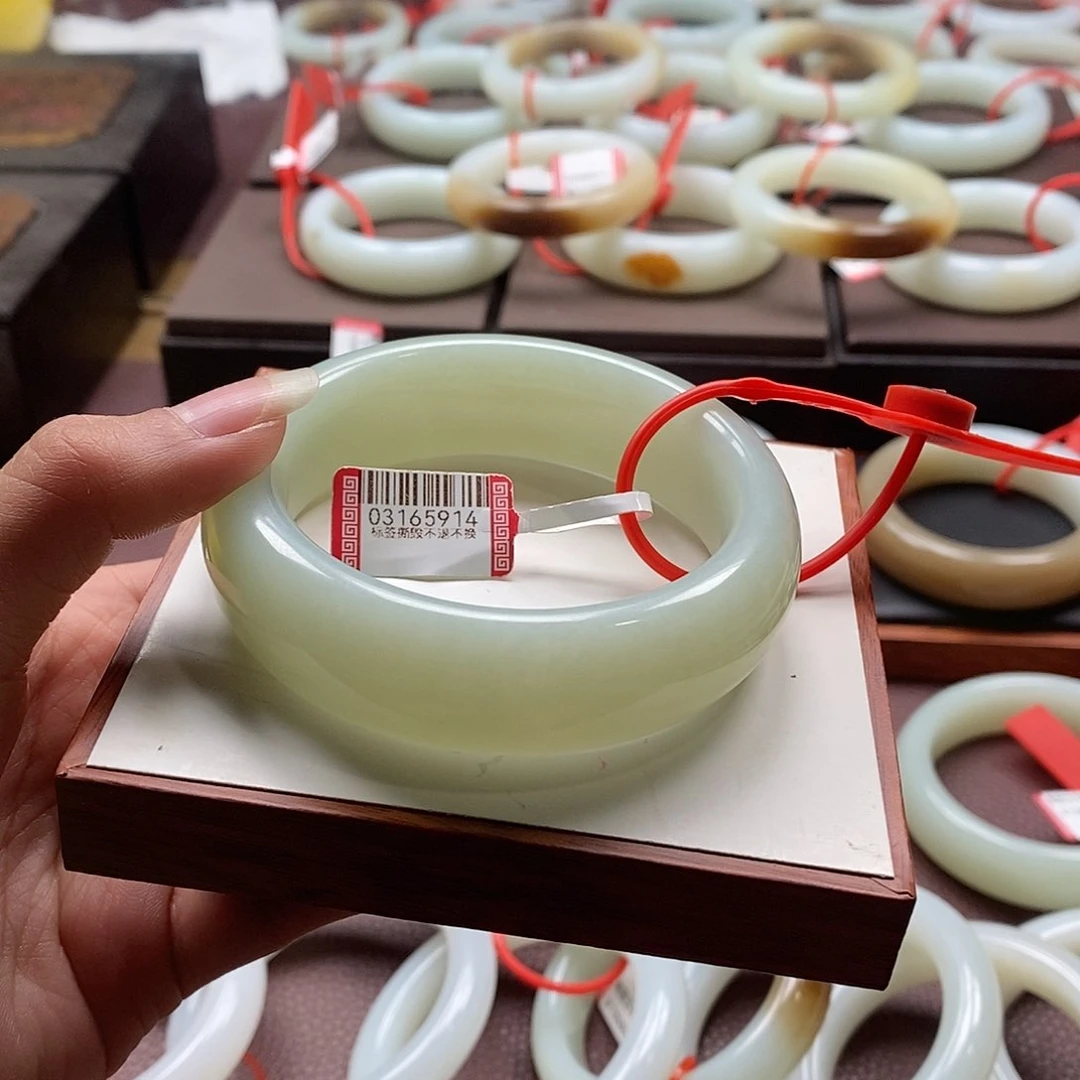 和田玉手镯未镶嵌