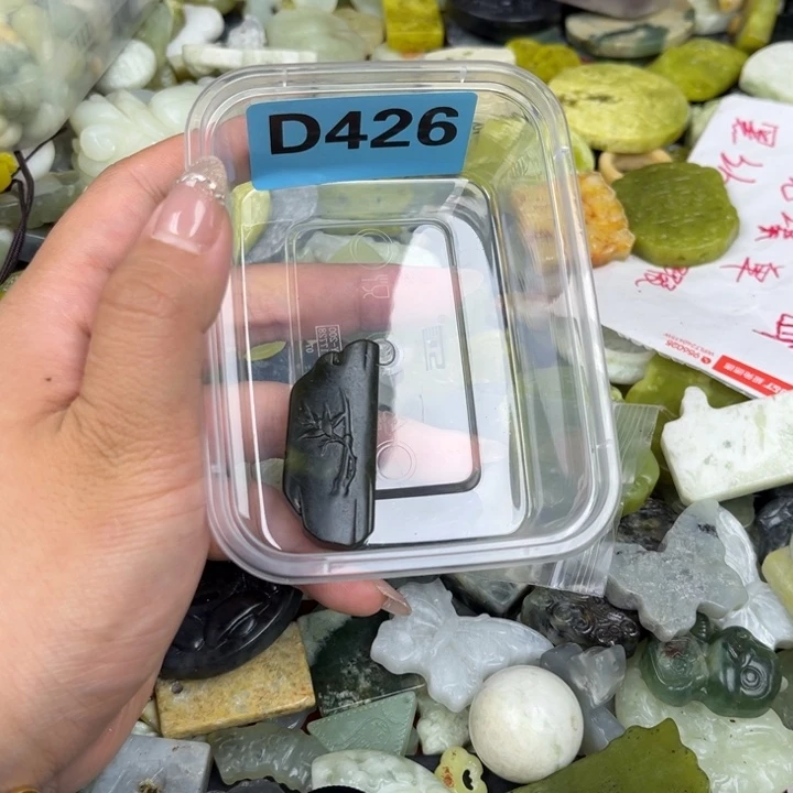 蛇纹石玉足银镀金镶嵌颈饰