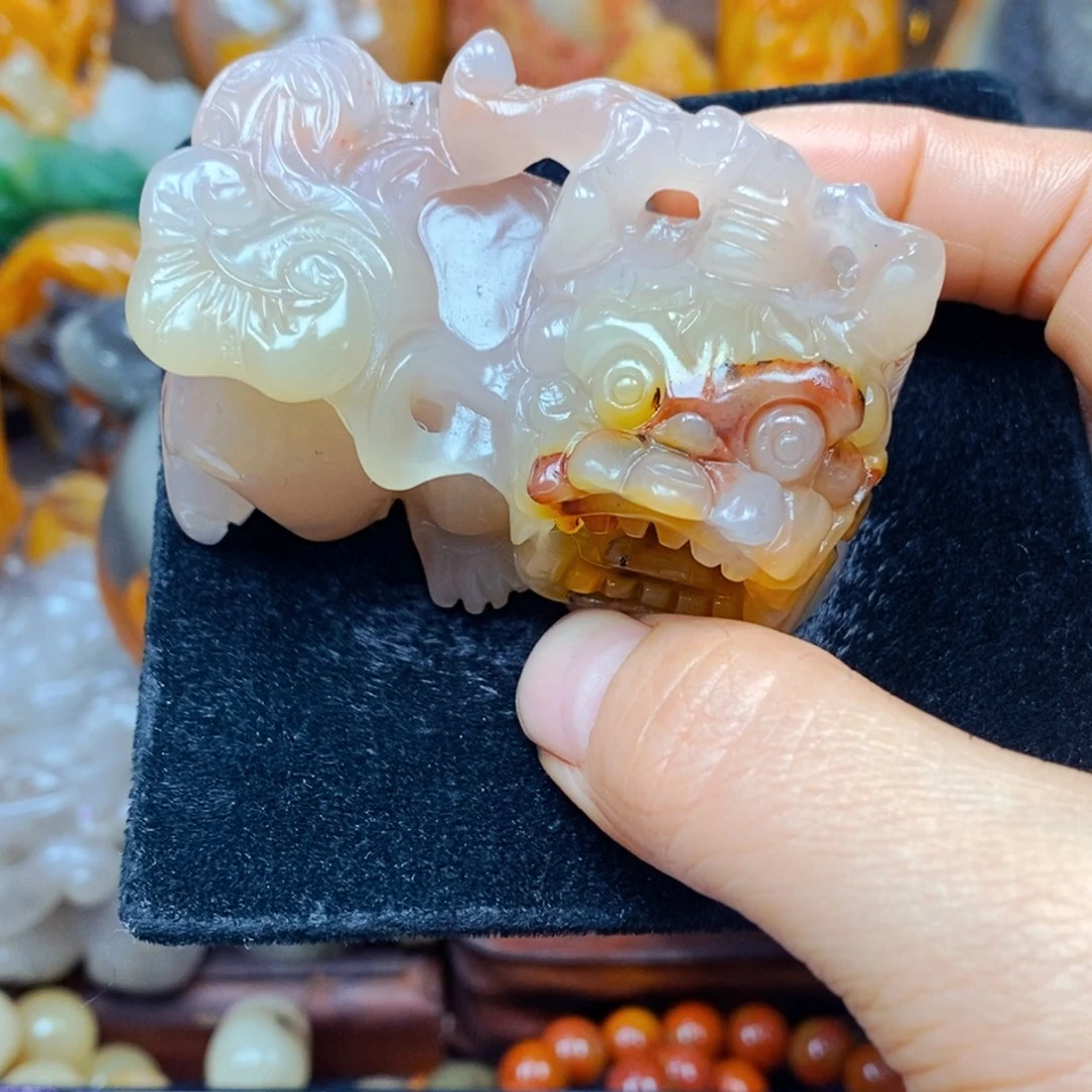 未镶嵌石英质玉（黄龙玉）颈饰