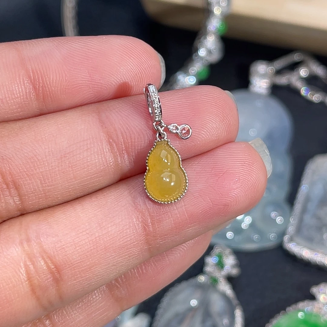 翡翠18K金镶嵌颈饰葫芦