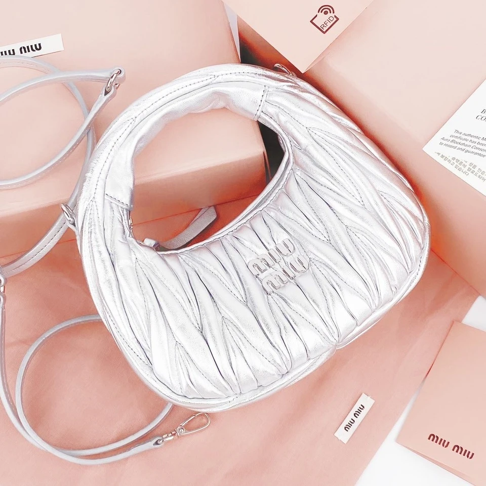 全新未使用 MIU MIU/缪缪 褶皱纹银色银标手拿包单肩包
