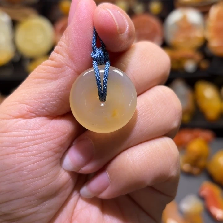 石英质玉（黄龙玉）未镶嵌颈饰